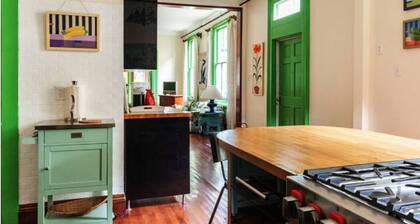 Okra Inn: Beautifully Designed B&B, Full Buyout, Off-Street Parking, Huge Yard