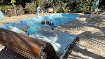 Een 34-inch flatscreentelevisie met digitale zenders en televisie