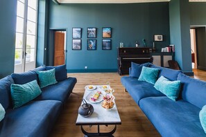 Smart TV, fireplace, ping pong, books - Manor house in the heart of the vineyards (Saint-Même-les-Carrières)