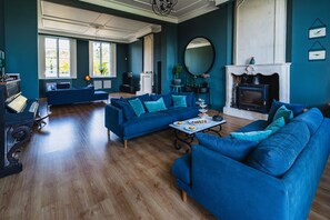 Smart TV, fireplace, ping pong, books