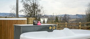 Beautiful 3 bedroom house with Hot tub, Sauna and Log burner stove