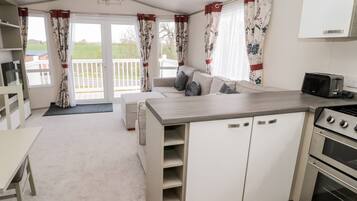 Cottage | Private kitchen | Fridge, electric kettle, toaster, cookware/dishes/utensils