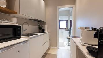 Frigorifero, microonde, forno, piano cottura