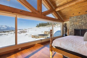 6 bedrooms, desk, iron/ironing board, WiFi