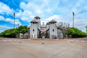 Un edificio Dr. Pepper con una facciata simmetrica, due torri e un ingresso centrale.