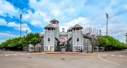 Central Frisco Townhouse | Walk to Cafes & Bars