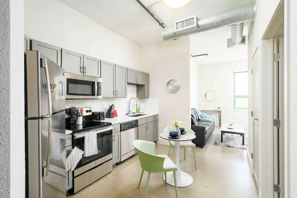 HighRise/Downtown/RiverWalk/MarketSquare/QueenBed/AirMattress