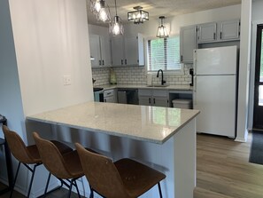 ثلاجة، ميكروويف، فرن، موقد طهي مسطح