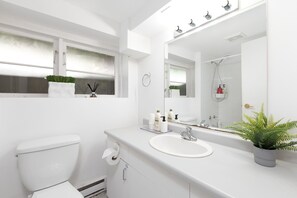 Casa Standard, 2 camere da letto | Bagno | Combinazione doccia/vasca, soffione a pioggia, set di cortesia gratuito