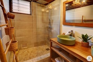 Dusche, Haartrockner, Handtücher, Seife