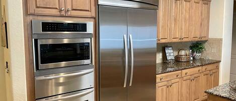 Kühlschrank, Mikrowelle, Ofen, Geschirrspüler