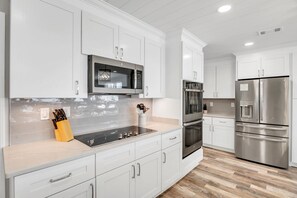 Full-sized fridge, microwave, oven, stovetop