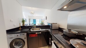 Appartement Confort | Cuisine privée | Réfrigérateur, four à micro-ondes, un four, surface de cuisson