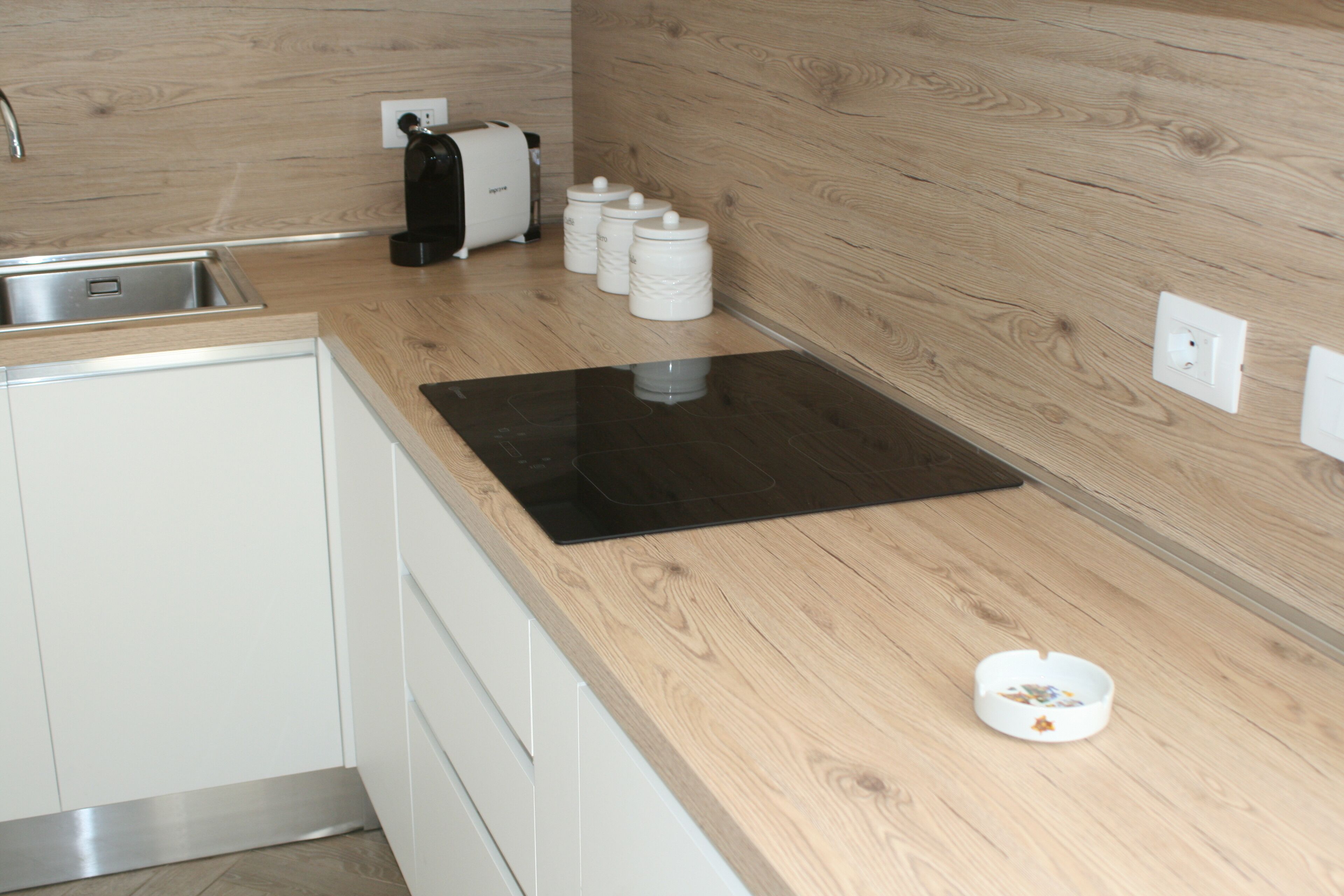 Réfrigérateur, micro-ondes, four