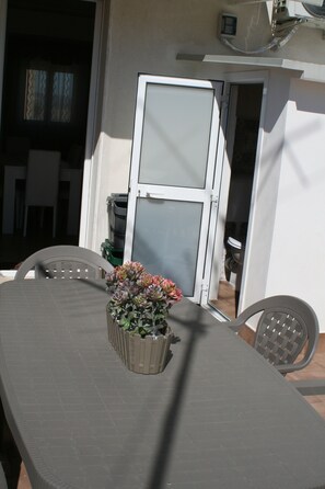 Outdoor dining - The terrace. Apartment in the heart of Augsburg (Augusta)