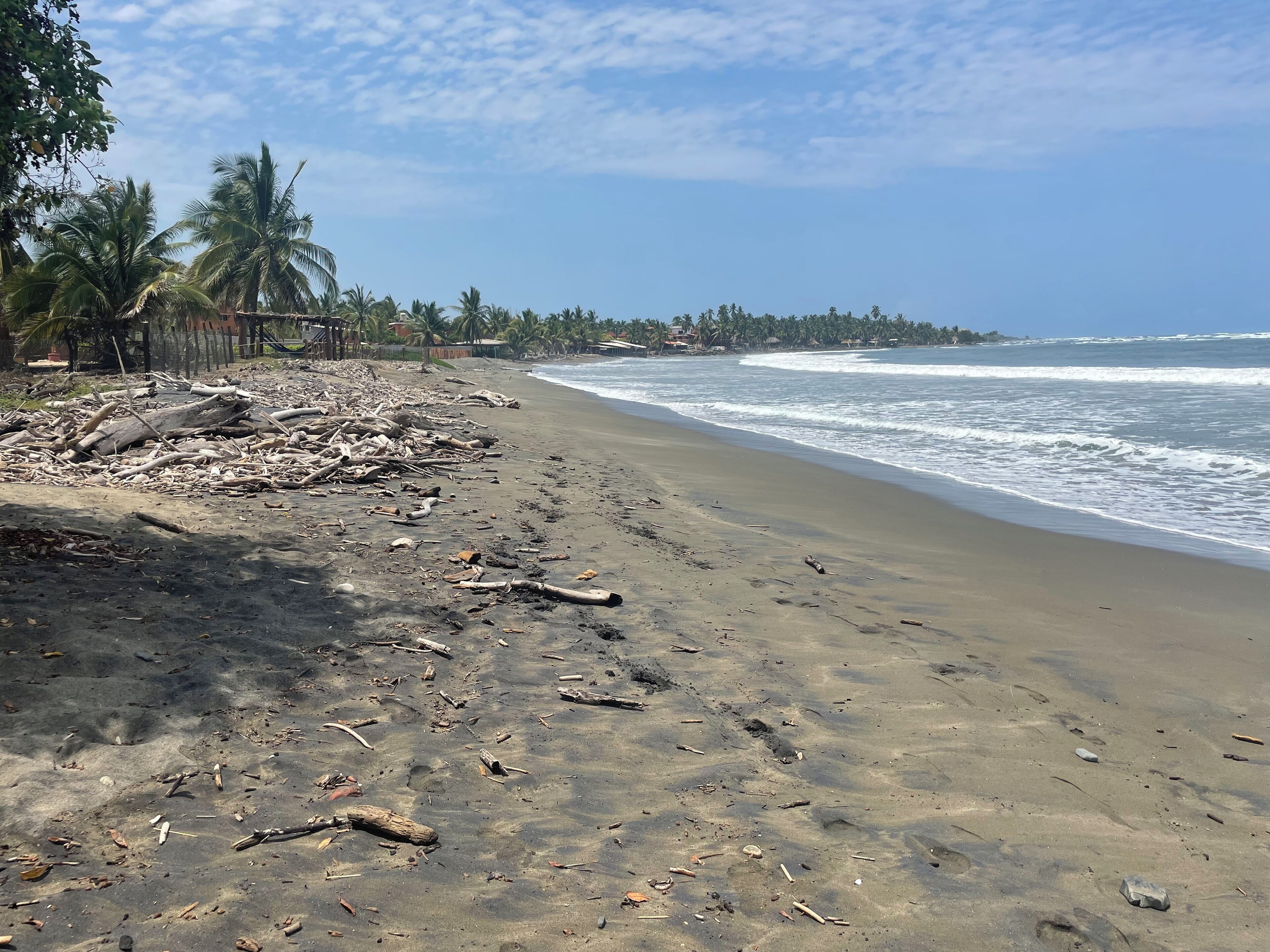 Na praia, espreguiçadeiras, toalhas de praia 