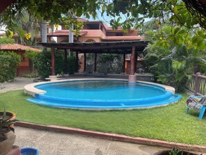 Una piscina al aire libre, una piscina con borde infinito