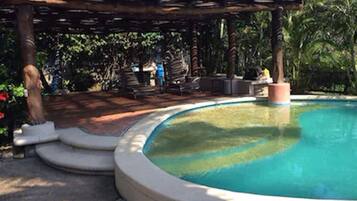 Una piscina a sfioro, una piscina riscaldata