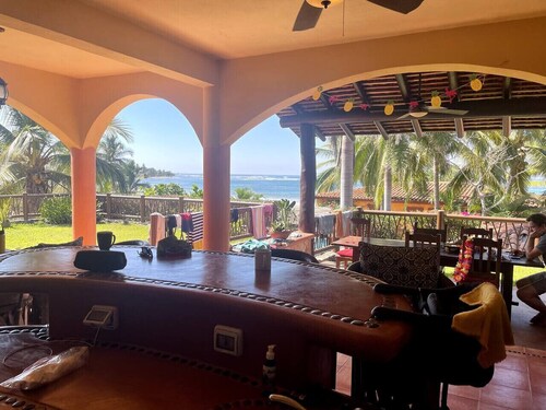 Saladita Perfection! Close to everything, walk to surf, elevated views.