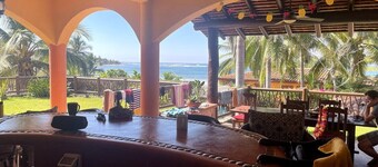 Saladita Perfection! Close to everything, walk to surf, elevated views.