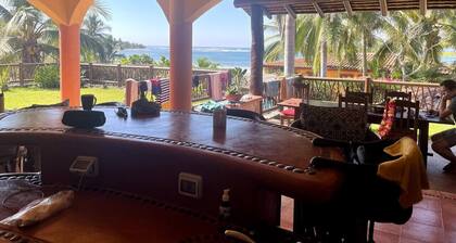 Saladita Perfection! Close to everything, walk to surf, elevated views.