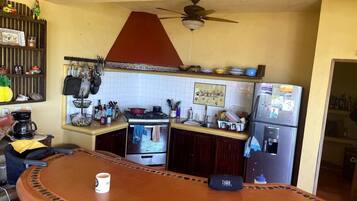 Réfrigérateur, plaque de cuisson, cafetiÚre/bouilloire