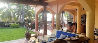 Saladita Perfection! Close to everything, walk to surf, elevated views.