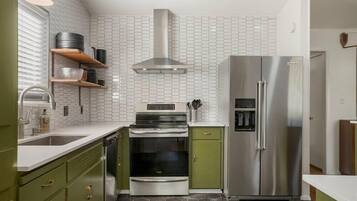 Geladeira, micro-ondas, fogão, cooktop