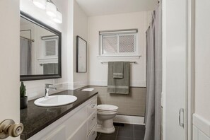 Combined shower/tub, hair dryer, towels - The Radical Retro at the EXPO! 3 BR/2 BATH (Tulsa)