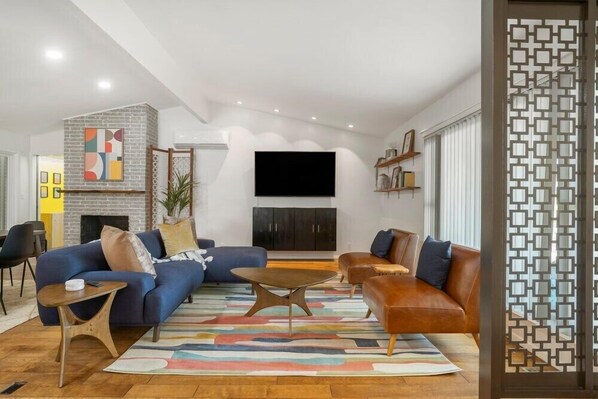 TV, video games, books, offices - The Radical Retro at the EXPO! 3 BR/2 BATH (Tulsa)