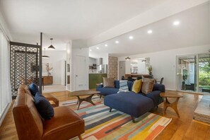 TV, videospill, bøker og kontorer