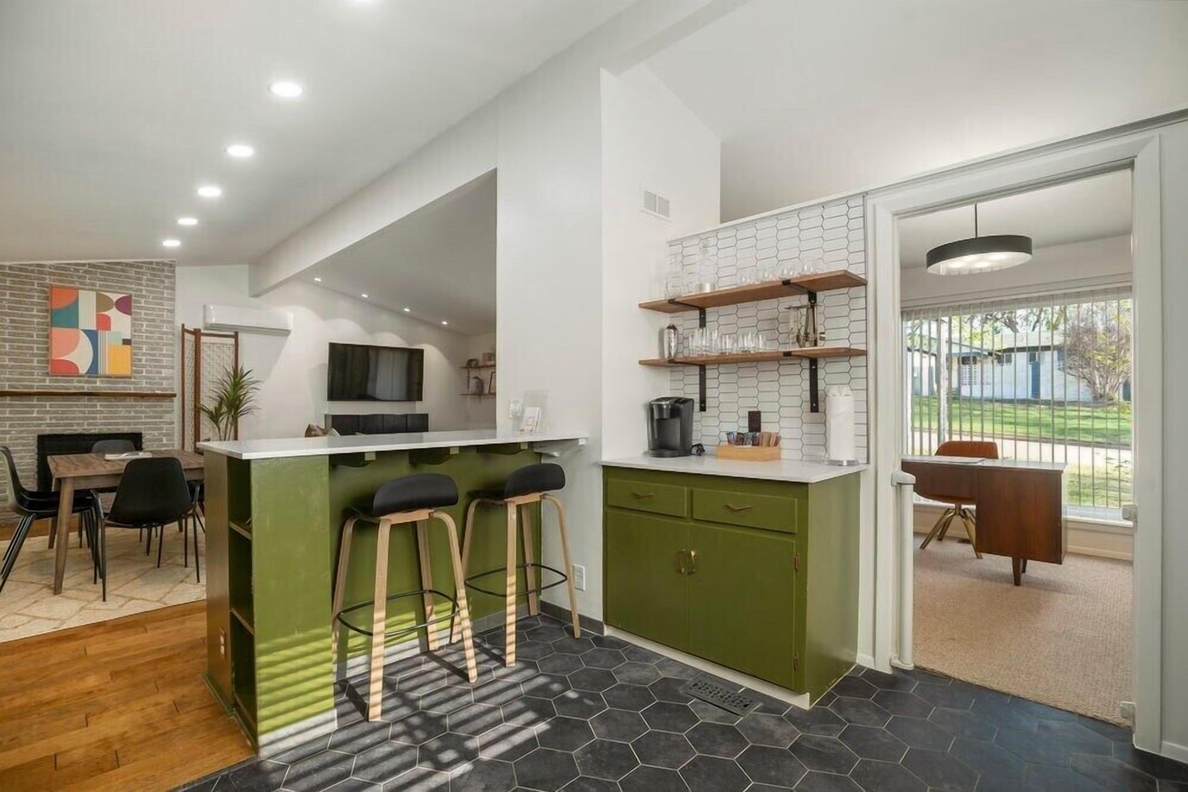 雪櫃、微波爐、焗爐、爐具