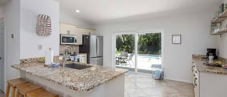 Kylskåp, mikrovågsugn, ugn och spishäll