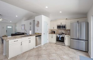 冰箱、微波炉、烤箱、炉灶