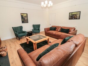 Cottage | Living room | Fireplace, DVD player