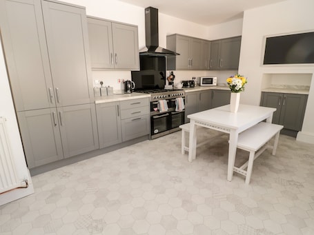 Cottage | Private kitchen | Fridge, dishwasher, electric kettle, toaster