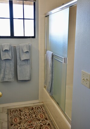 Combined shower/tub - Horse Ranch Guest House above a barn Near Los Olivos for Families & Friends (Santa Ynez)