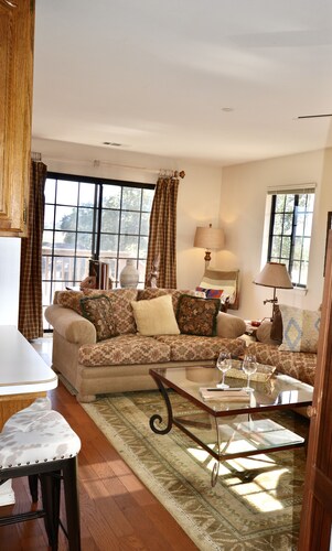 Walking distance to Los Olivos on working ranch in wine country.