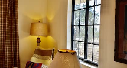 Walking distance to Los Olivos on working ranch in wine country.
