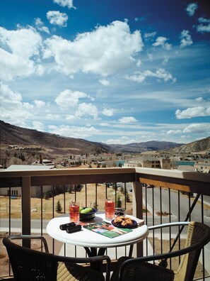 Outdoor dining - Beaver Creek adjacent, Sheraton luxury - last unit (Avon)