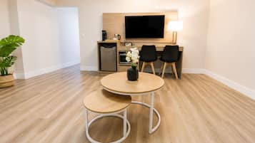 Premium Suite Mountain View and Patio | Living area