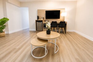 Suíte premium | Área de estar | Smart TV 32 polegadas com canais a cabo