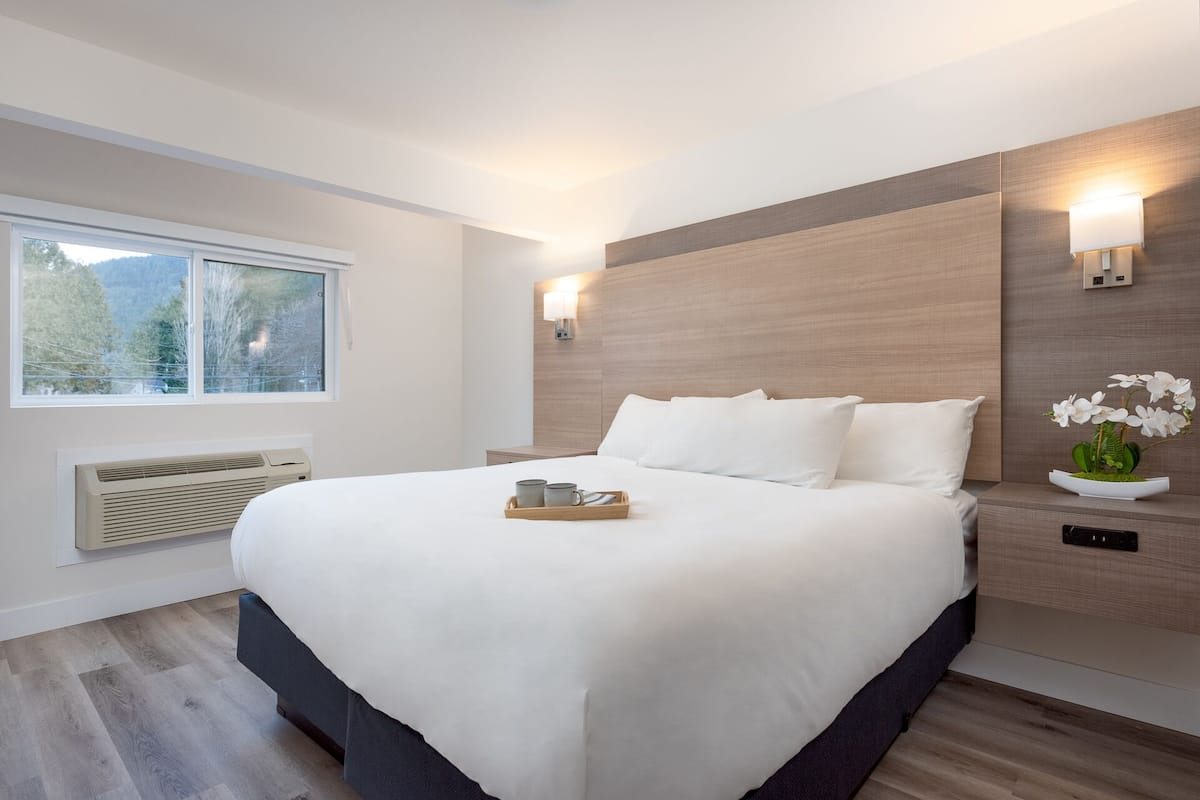 King Suite with Mountain View
