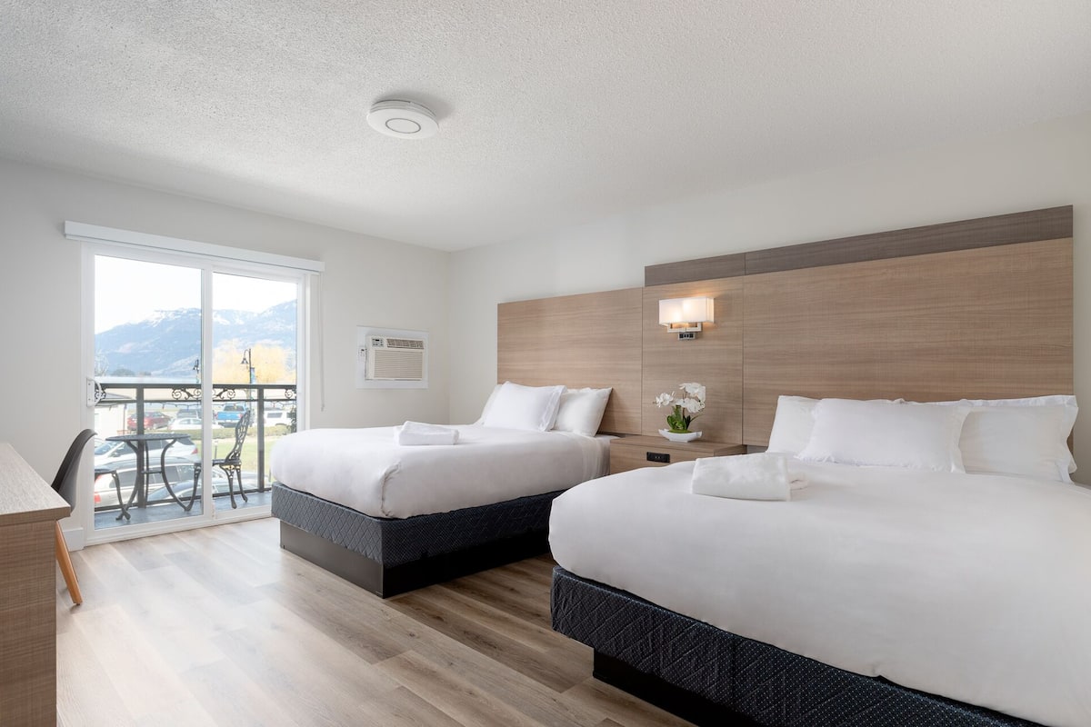 Queen Suite with Lake View and Balcony | Living area