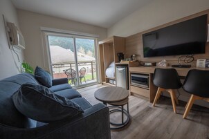 Deluxe Studio with Lake View and Balcony | Living area