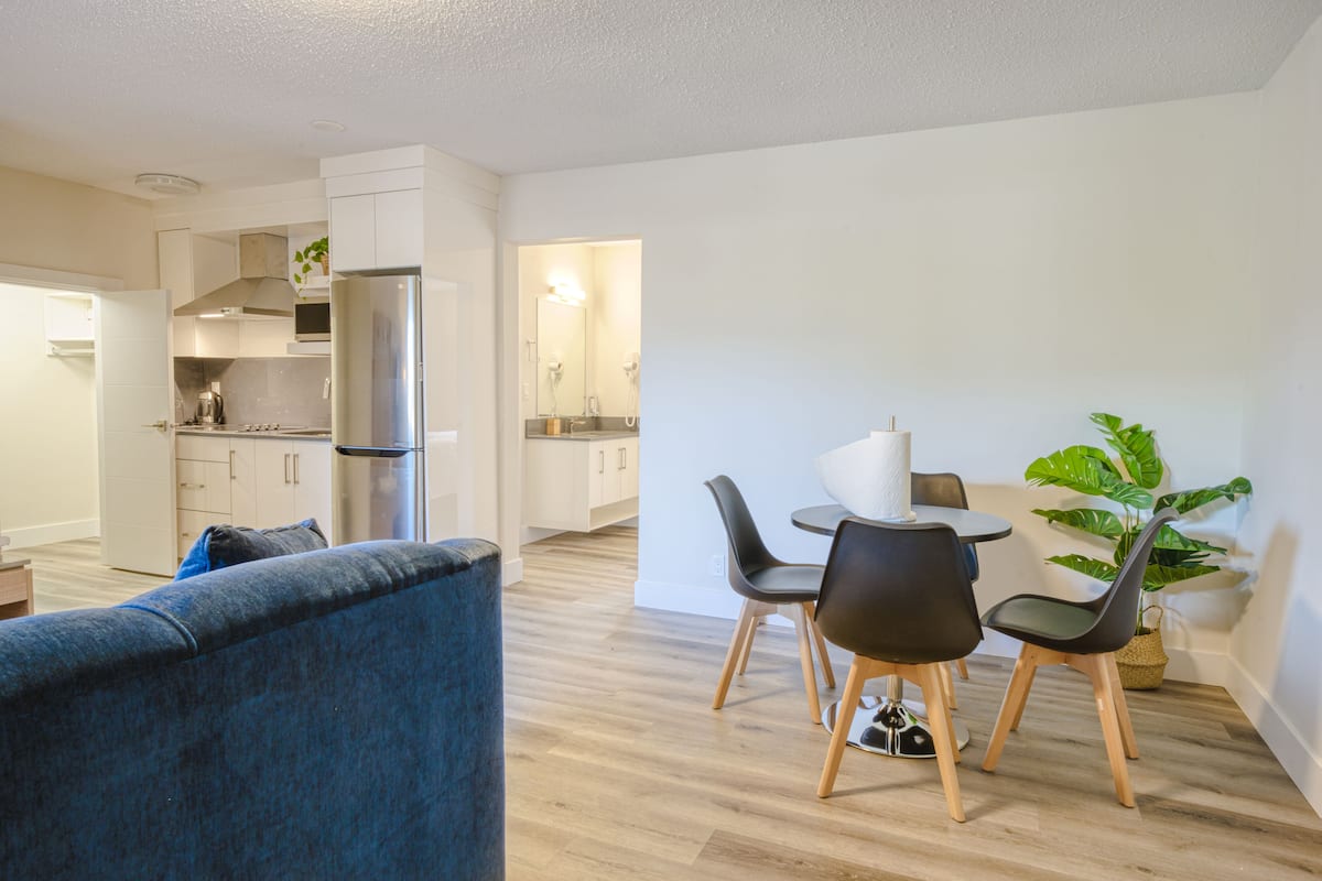 Superior King Suite Lake View and Patio | Living area