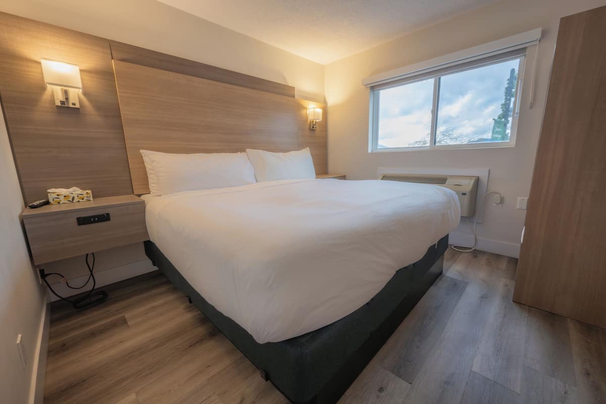 Honeymoon Suite Lake View with Kitchen | In-room safe, iron/ironing board, free WiFi, bed sheets