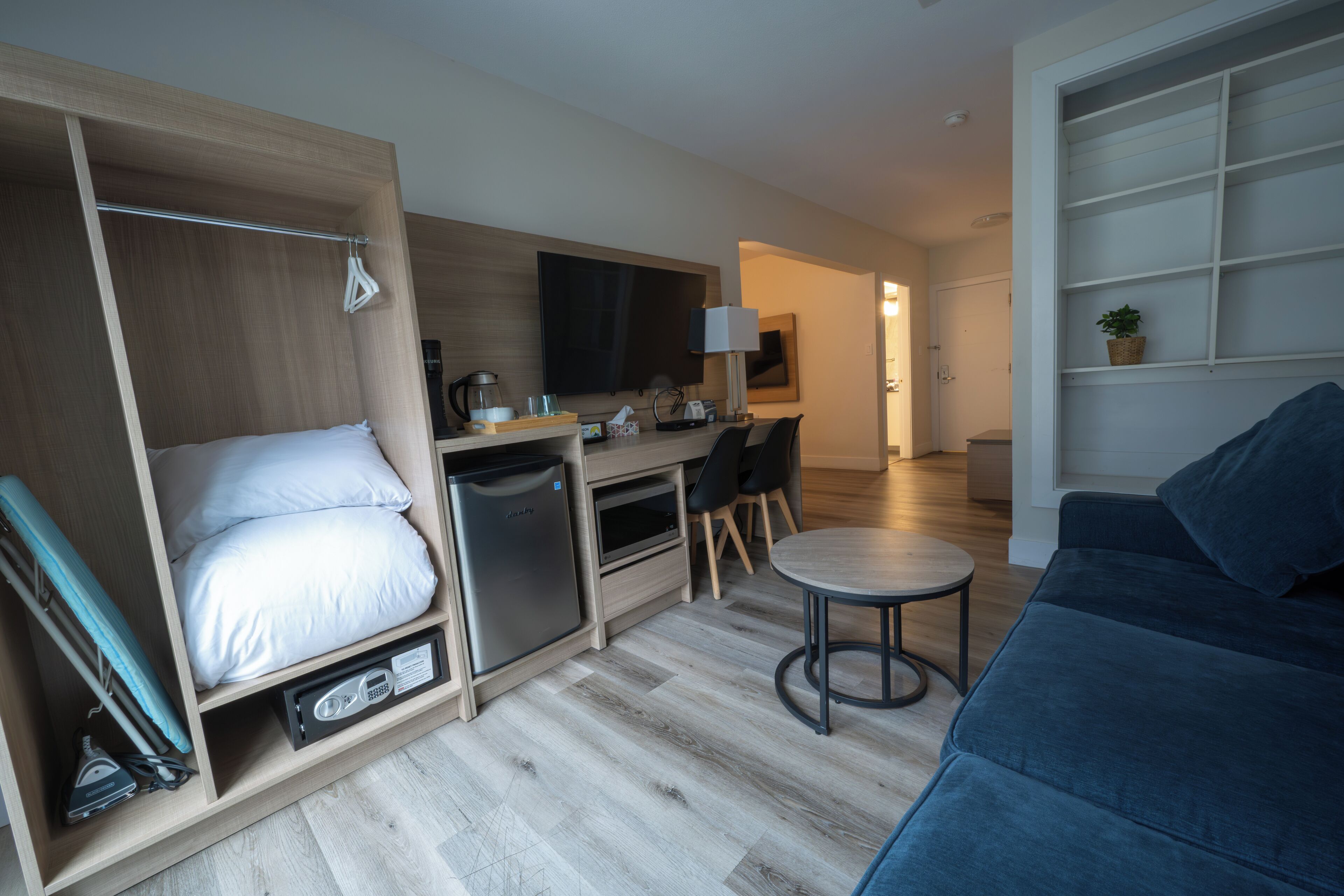 Lyxig studiosvit - 1 queensize-säng med bäddsoffa - icke-rökare - viss sjöutsikt | Vardagsrum