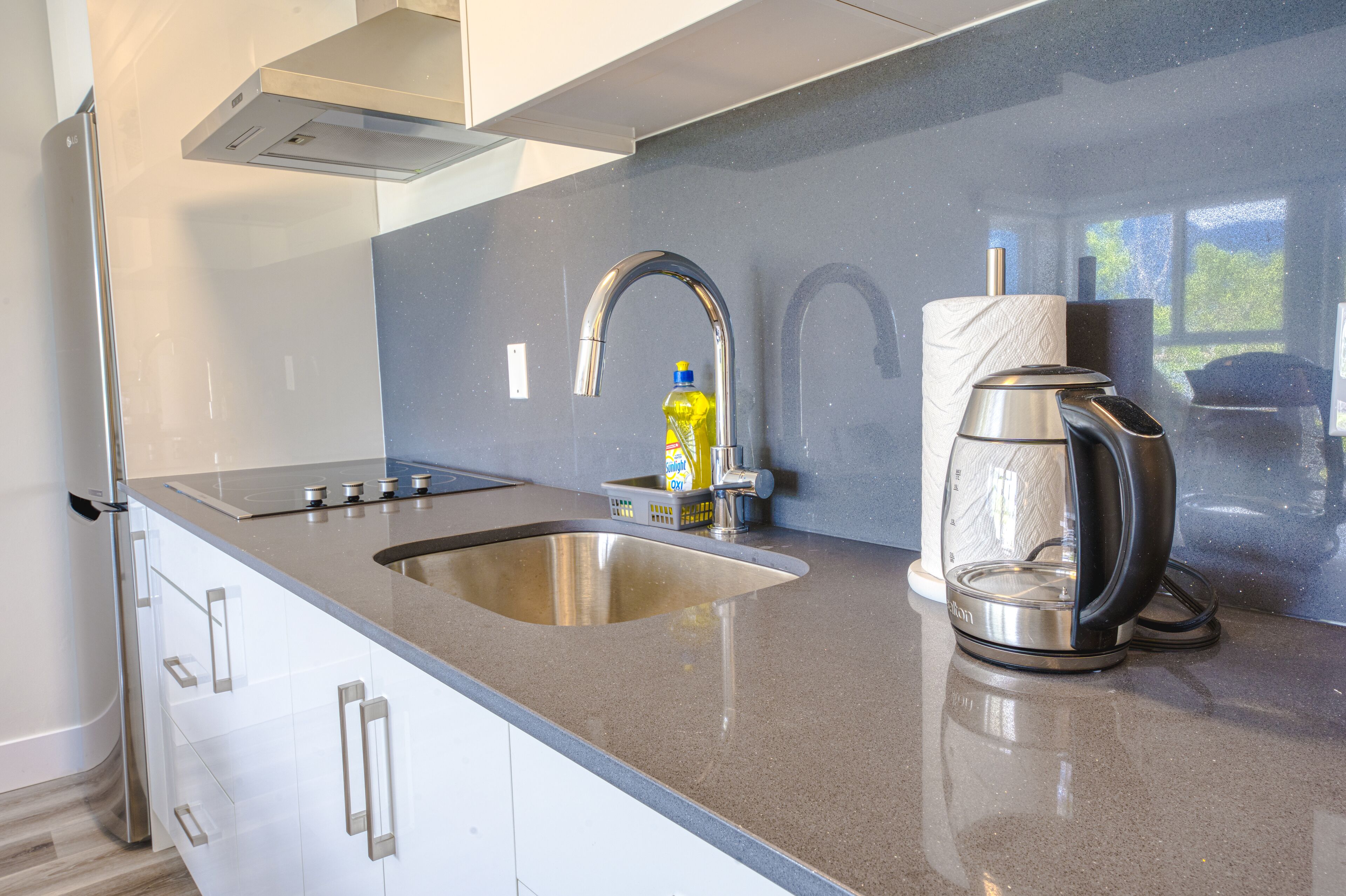 Honeymoon Suite Lake View with Kitchen | Private kitchen | Microwave, paper towels