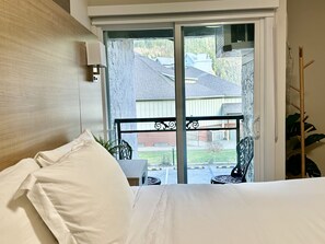 Studio with Mountain View and Balcony | Luxe beddengoed, donzen dekbedden, pillowtop-bedden